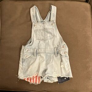 Old navy short overalls. These overalls are slightly worn and size xs (5)